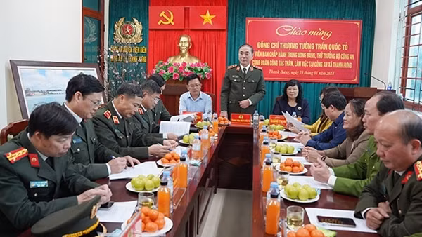 Thứ trưởng Trần Quốc Tỏ kiểm tra công tác tại Công an xã ở Điện Biên
