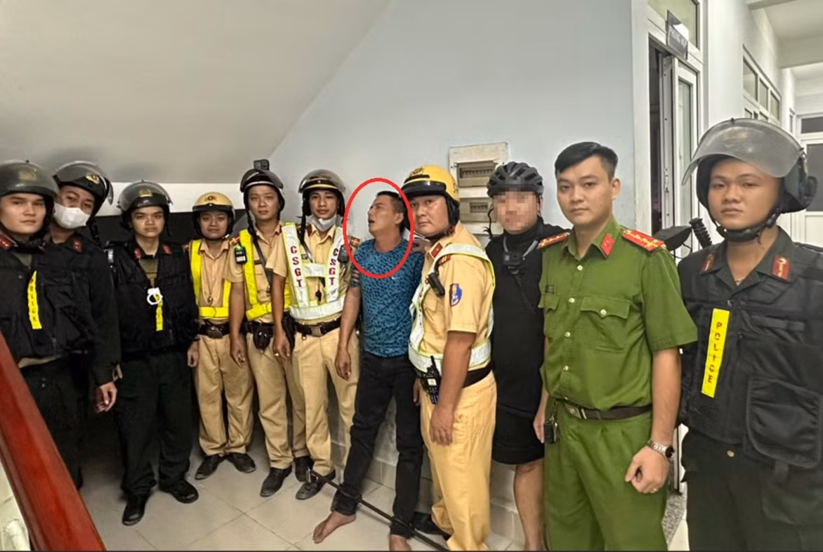 CSGT phối hợp truy đuổi qua nhiều quận bắt 2 đối tượng cướp xe Vespa của cô gái trẻ -0