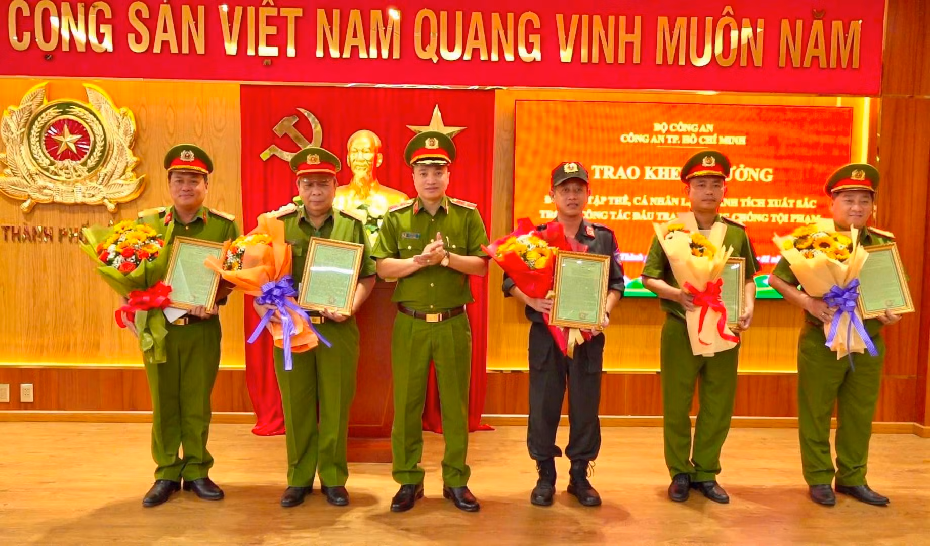 Thưởng nóng cho lực lượng khám phá nhanh vụ án “Giết người, cướp tài sản” -1