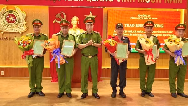 Khen thưởng các đơn vị tham gia truy bắt hung thủ sát hại nhân viên quán cà phê