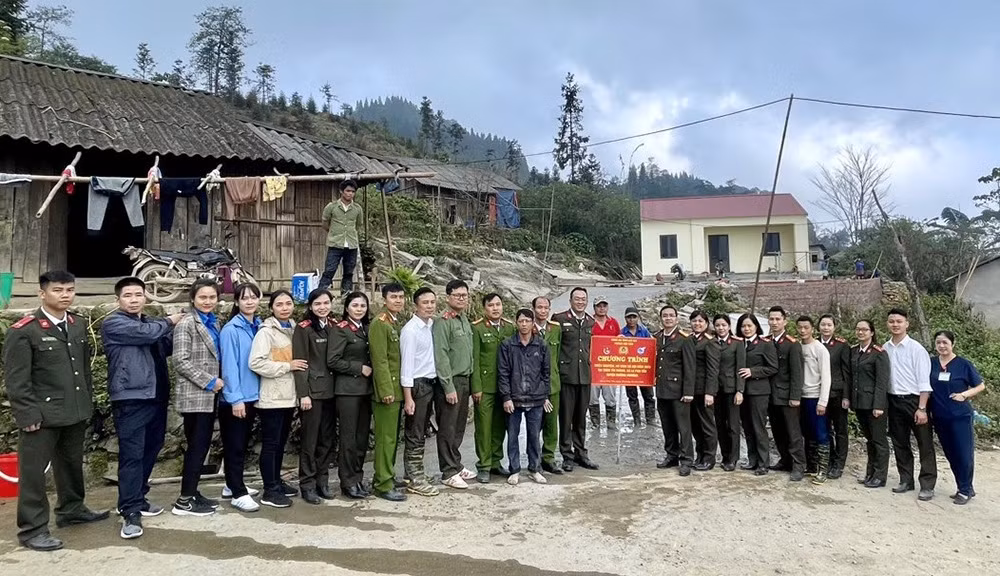 doan-cong-tac-phong-hau-can-cong-an-tinh-to-chuc-thien-nguyen-an-sinh-xa-hoi-tai-xa-la-pan-tan-huyen-muong-khuong.jpg -0