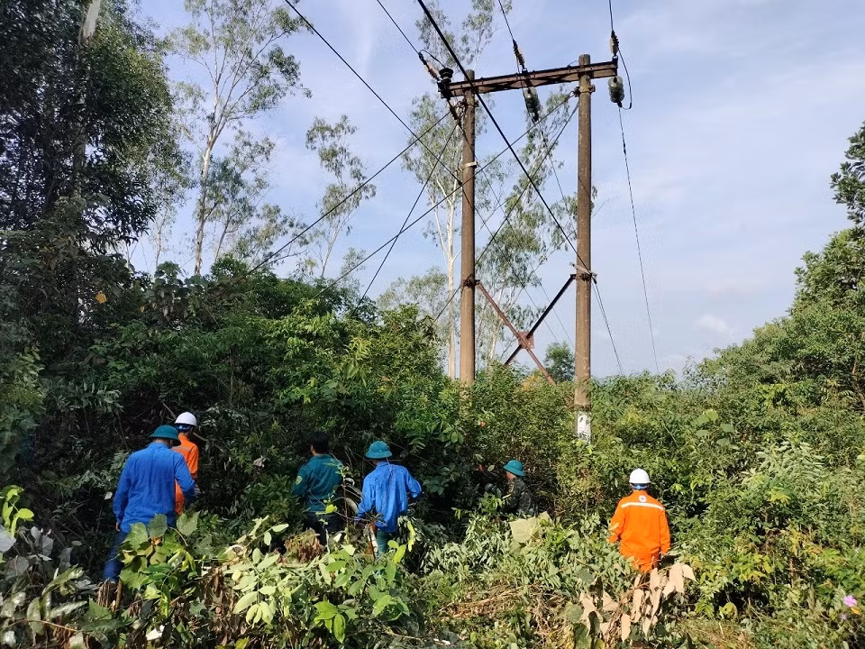 Một công nhân điện lực bị tử vong do điện giật -0