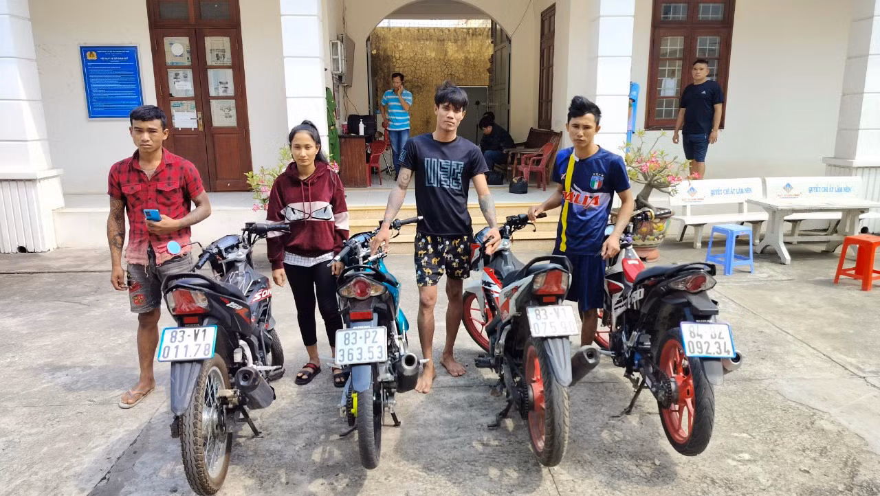 Bắt nhóm xăm trổ giả danh Cảnh sát hình sự cướp tài sản người đi đường -0