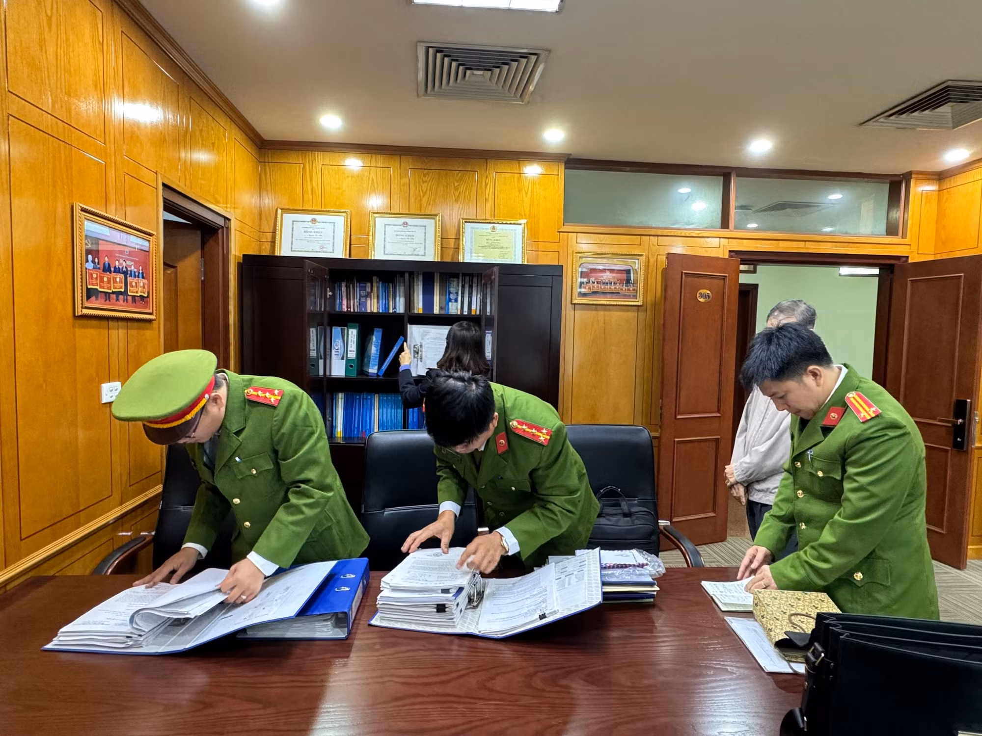 Khởi tố, bắt tạm giam Phó Cục trưởng Cục Đăng kiểm Việt Nam -1