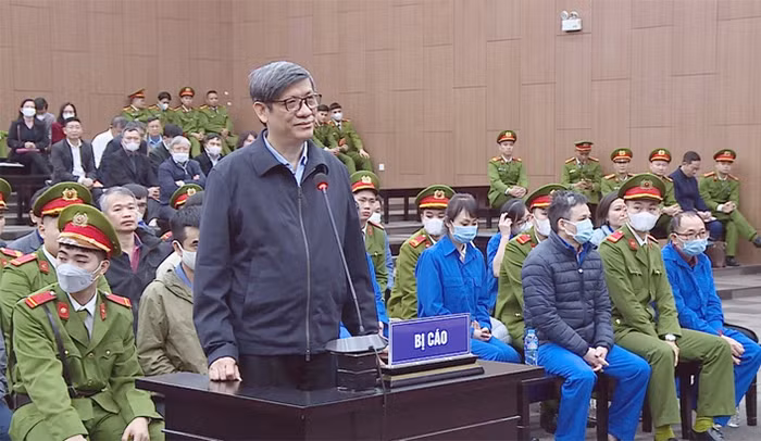 Khoảng lặng trước công đường -0