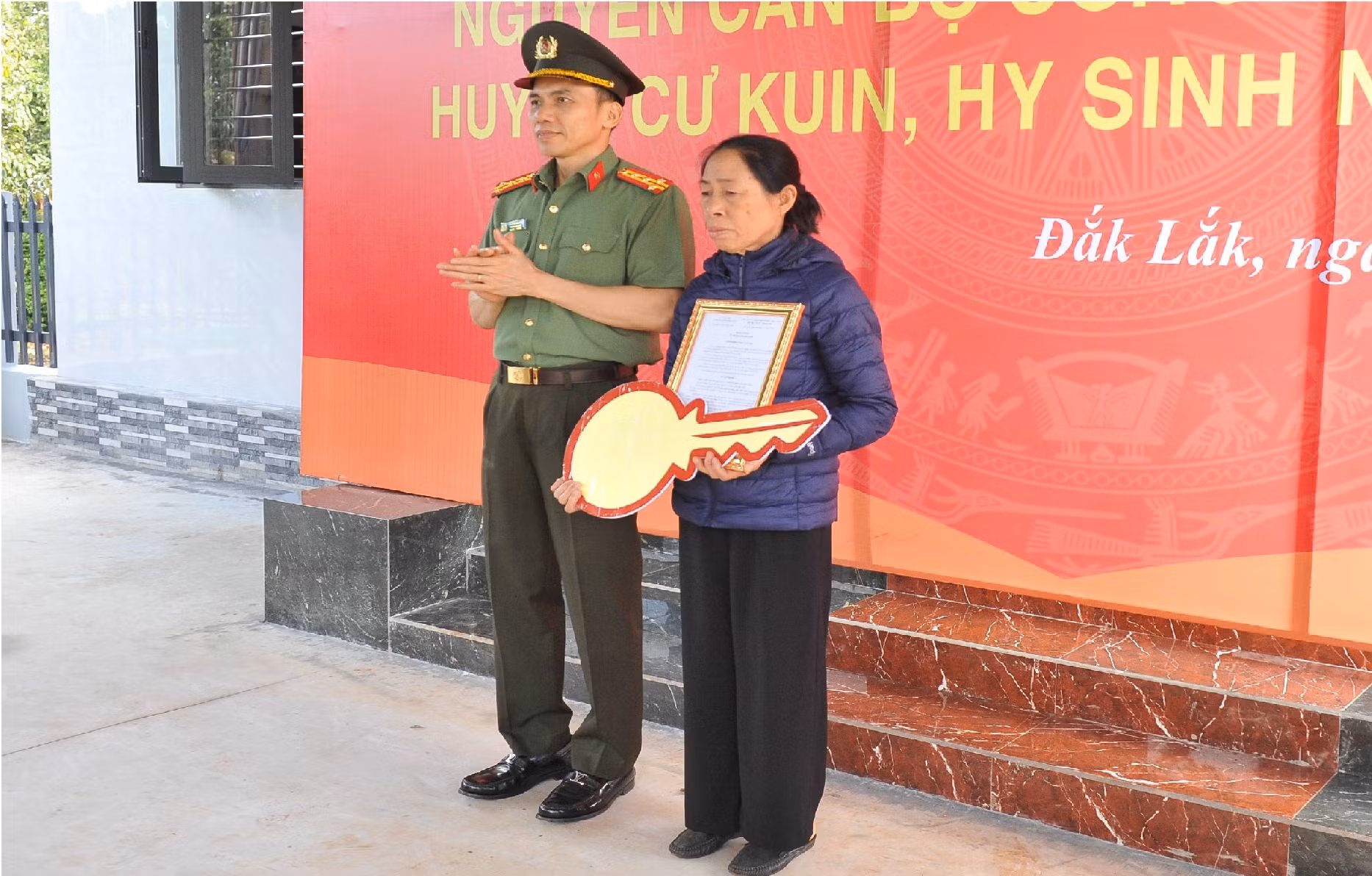 Trao “Nhà tình nghĩa” cho thân nhân liệt sĩ CAND hy sinh trong vụ khủng bố ở Đắk Lắk -0