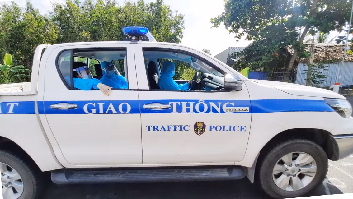 CSGT dùng xe đặc chủng đưa sản phụ đến bệnh viện an toàn -0