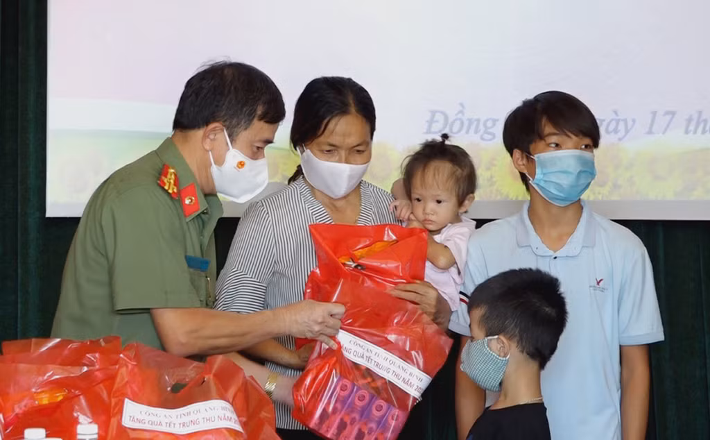 Giám đốc Công an tỉnh Quảng Bình thăm, tặng quà các cháu thiếu nhi -0