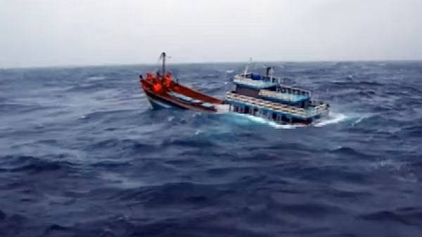 Chốt chống dịch kịp thời cứu giúp cụ ông đi xe máy bị tai nạn ảnh 3