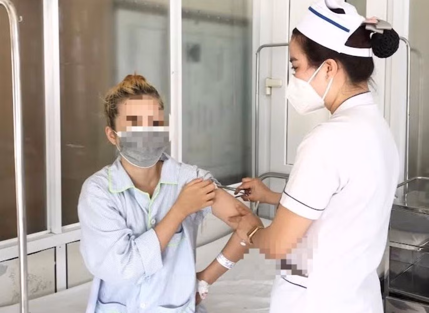 Một phụ nữ nhập viện do tự tiêm chất nâng ngực không rõ nguồn gốc -0