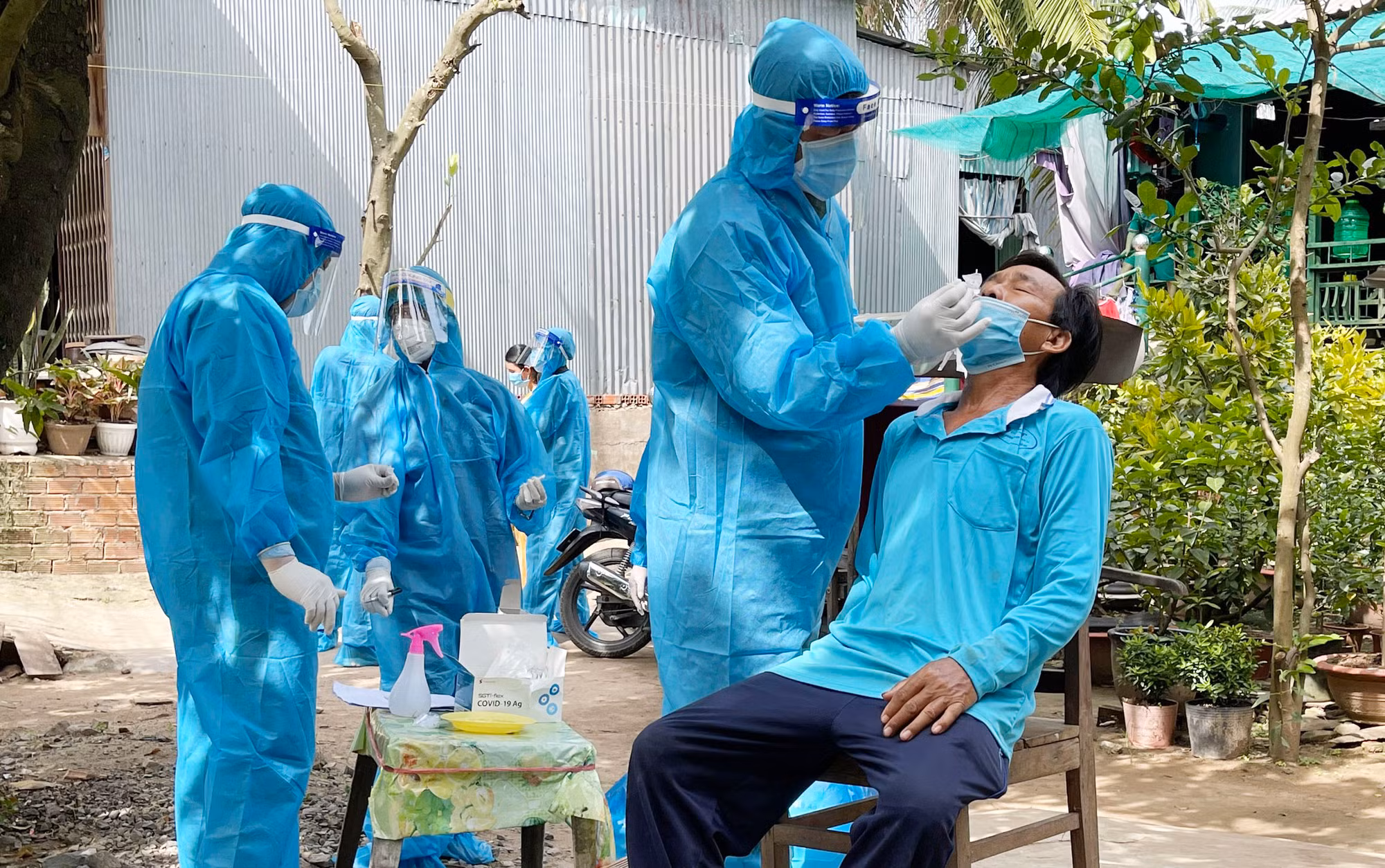 500 CBCS Công an An Giang mang theo trang thiết bị y tế và 50 tấn gạo vào “điểm nóng” giúp dân, dập dịch -0