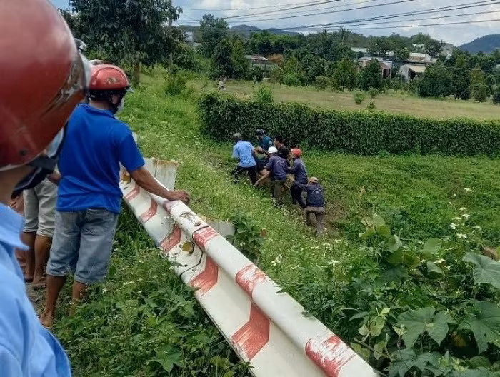 Sửa chữa đường điện, hai người bị giật tử vong -0