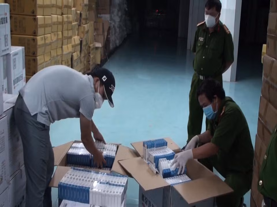 Phát hiện gần 10 ngàn hộp thuốc được cho là “điều trị COVID-19” nhập lậu -0