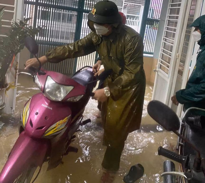 Công an khẩn cấp giúp di dân Đà Nẵng khỏi những vùng ngập sâu -1