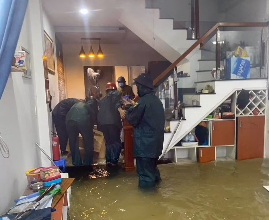 Công an khẩn cấp giúp di dân Đà Nẵng khỏi những vùng ngập sâu -0