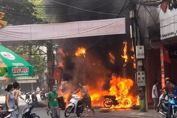 Khởi tố, tạm giam đối tượng ném 
