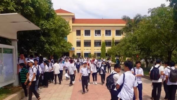Công an thị xã Phú Mỹ tặng điện thoại “Tiếp sức em đến trường” ảnh 3
