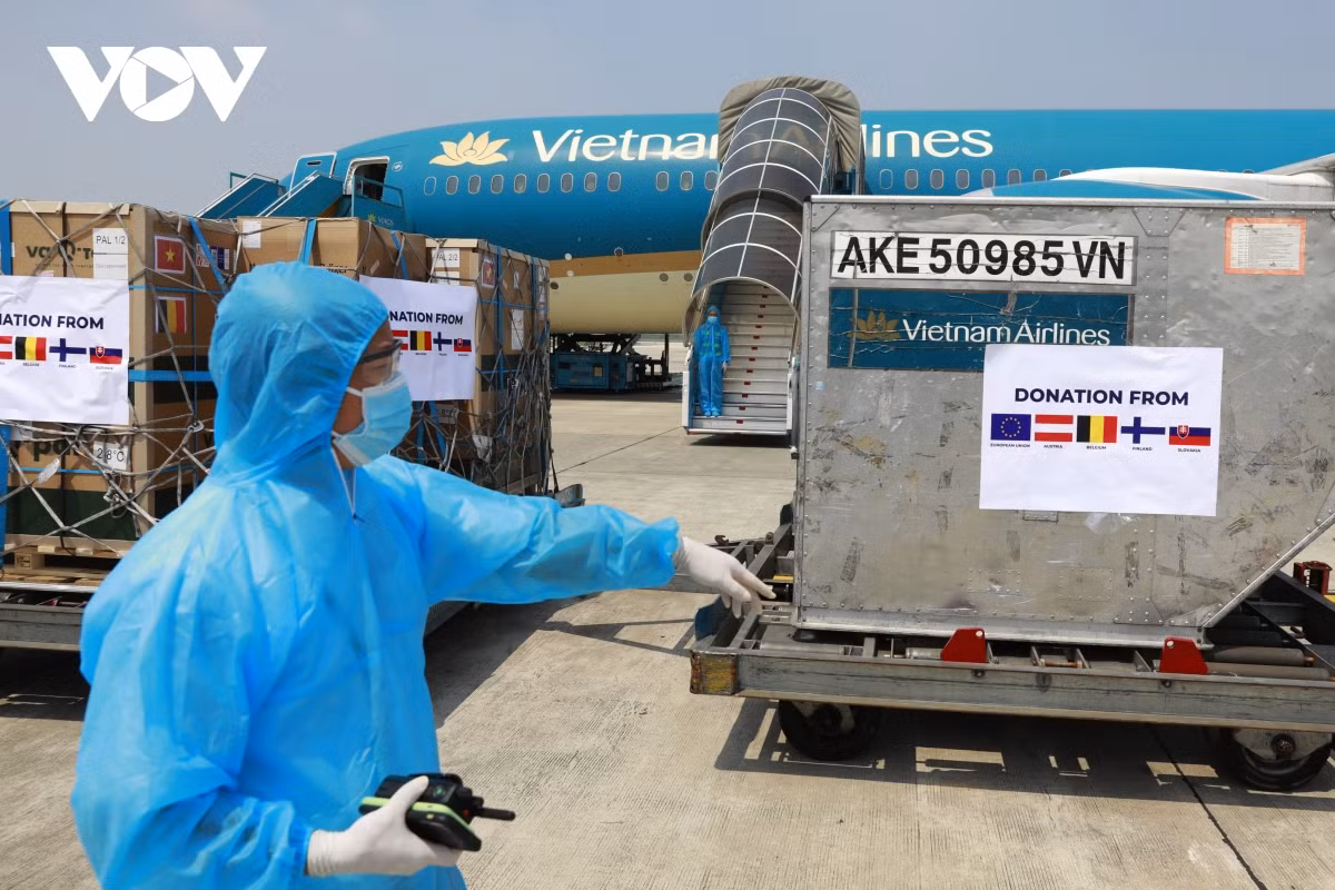 Chủ tịch Quốc hội chứng kiến lễ bàn giao vaccine ngay sau khi tới sân bay Nội Bài -0