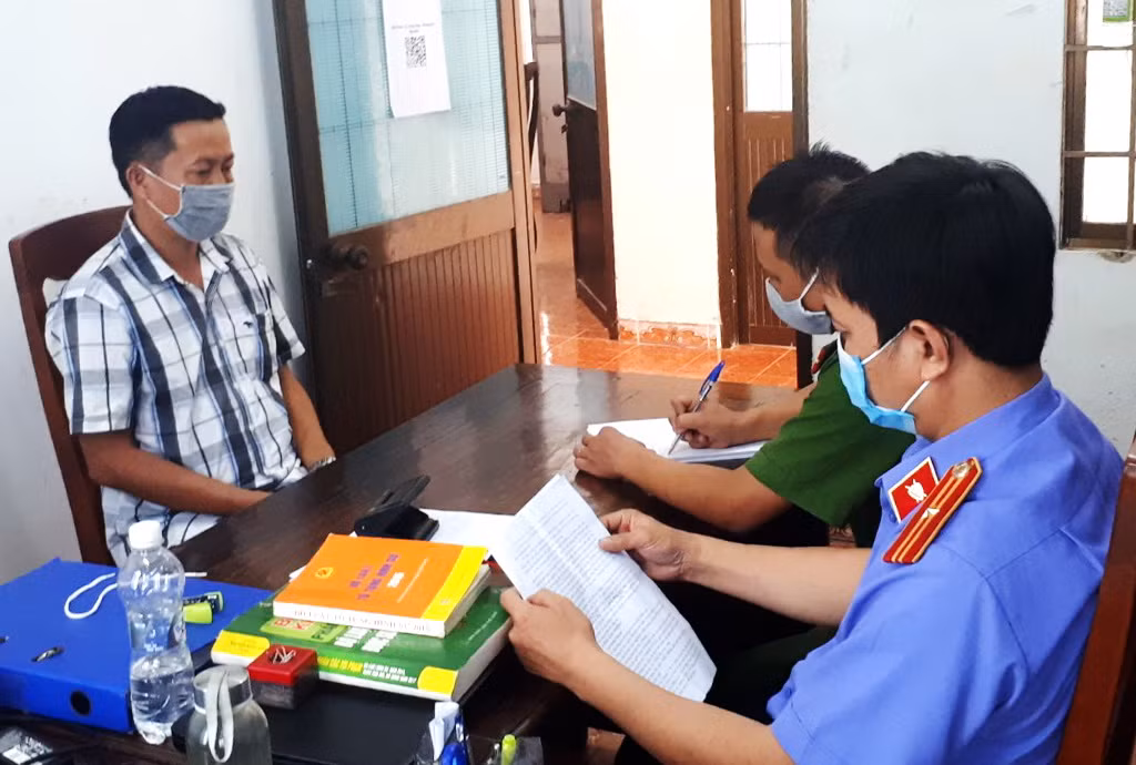  Khởi tố nhân viên y tế đánh dân quân ở chốt kiểm dịch -0
