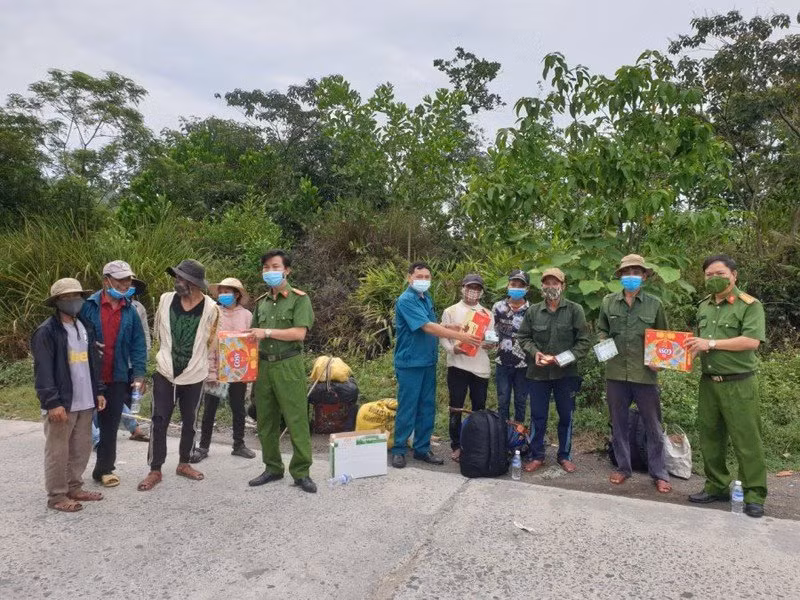 Đà Nẵng “giải cứu” 97 người lao động mắc kẹt trong rừng tràm đến nơi tránh bão an toàn -0