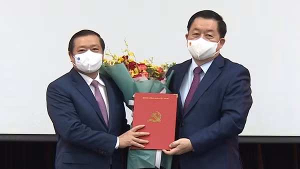 Triển khai Quyết định của Bộ Chính trị về công tác cán bộ