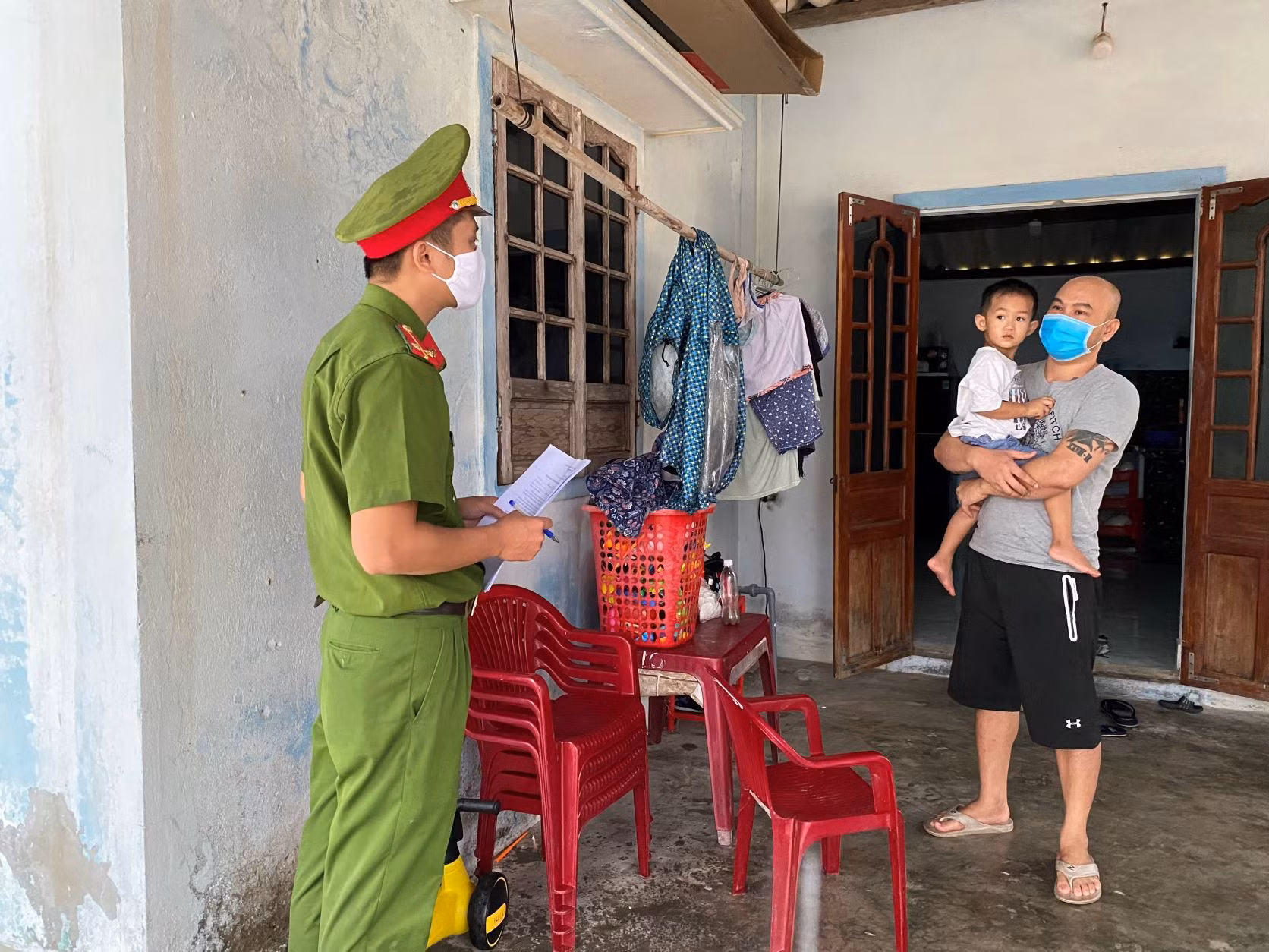 Công an xứ Huế đến tận nhà dân tuyên truyền ứng phó bão số 5 -0