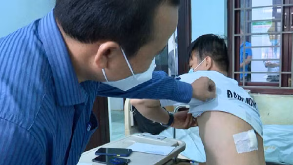 Nữ tiểu thương đâm nhân viên đô thị vì bị lập biên bản lấn chiếm vỉa hè