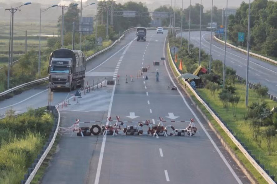 Xung quanh việc lái xe đi trên cao tốc bị “chặn đường” đề thu phí lượt: Tạm dừng không phải là miễn phí -0