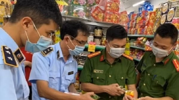 Tiêu huỷ hàng lậu trị giá hơn 2,5 tỷ đồng ảnh 3