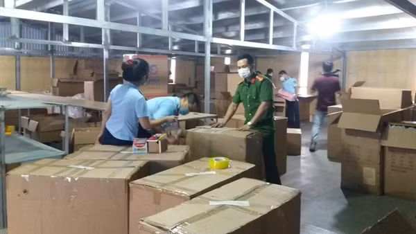 Kho&nbsp;chứa hàng chục nghìn đồ chơi trẻ em không có nguồn gốc xuất xứ