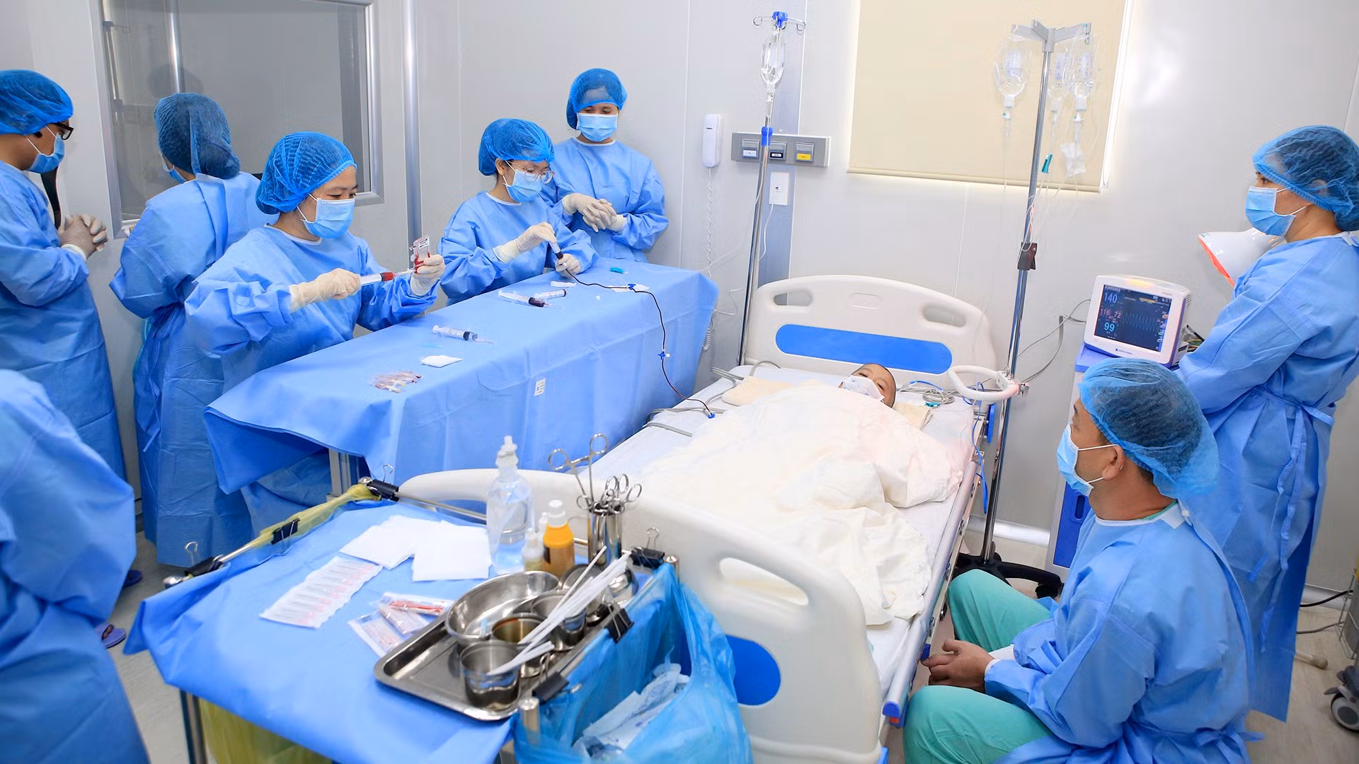 Bác sĩ tình nguyện hiến máu thực hiện ca ghép tủy cứu cháu bé 7 tuổi -0