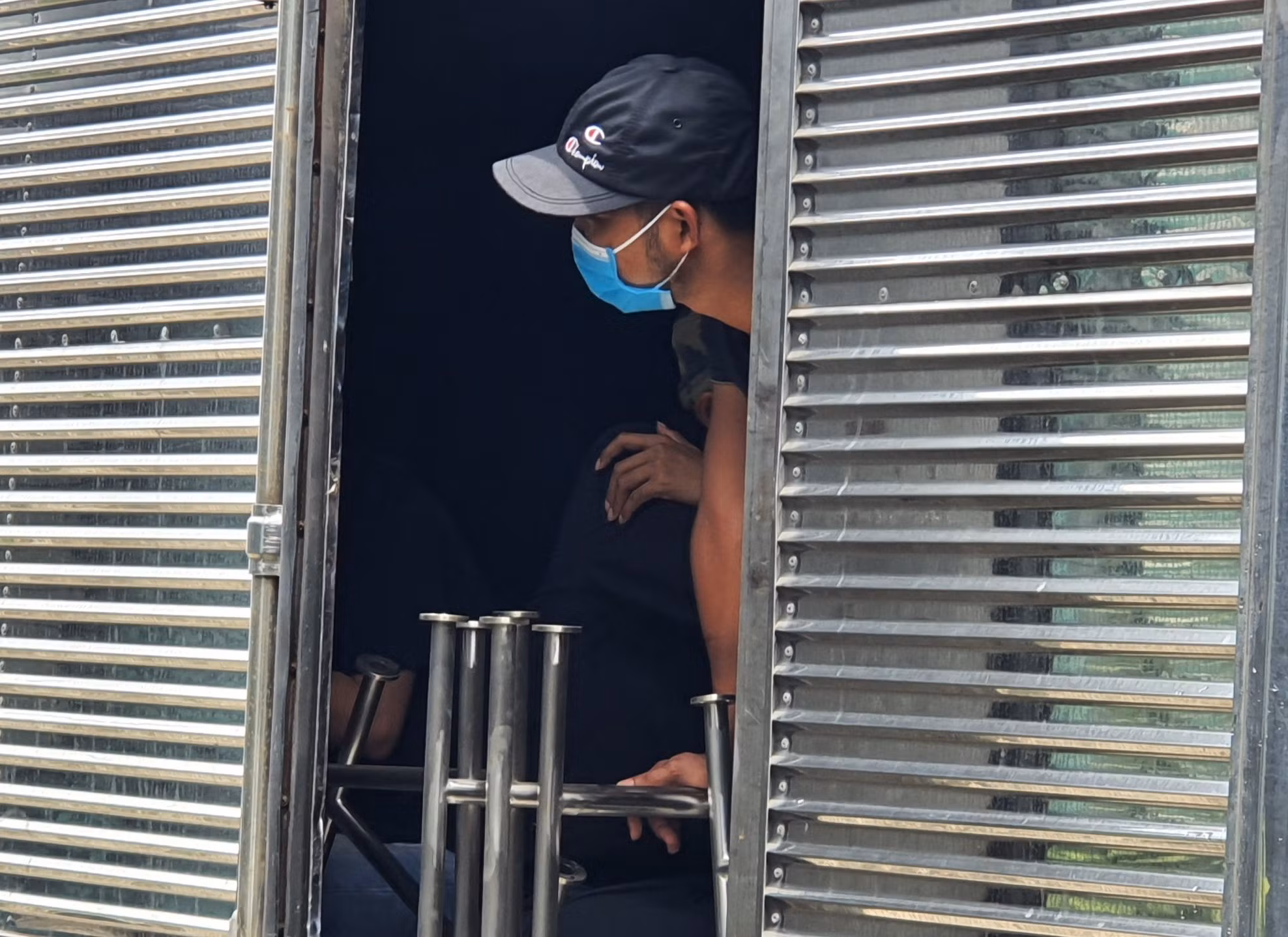 Chứa 6 F0 khỏi bệnh trong thùng xe tải có mã luồng xanh 