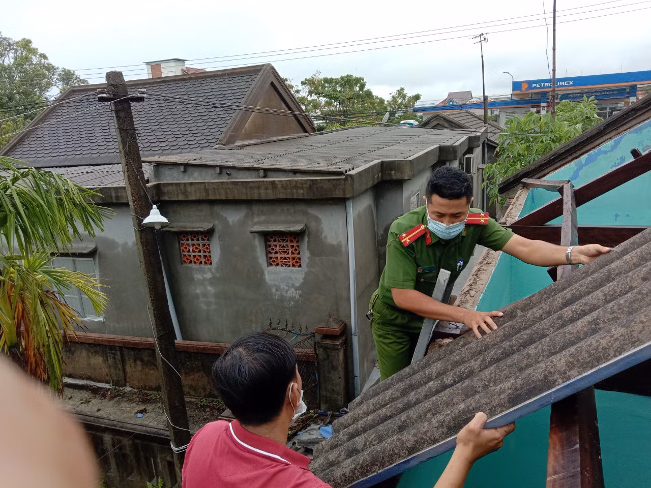 Công an xã ở Thừa Thiên Huế nỗ lực giúp dân khắc phục hậu quả mưa bão -0