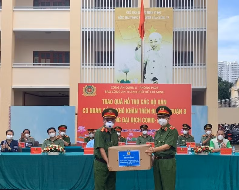 Công an TP Hồ Chí Minh tiếp tục trao tặng 2.750 phần quà cho người dân khó khăn -0