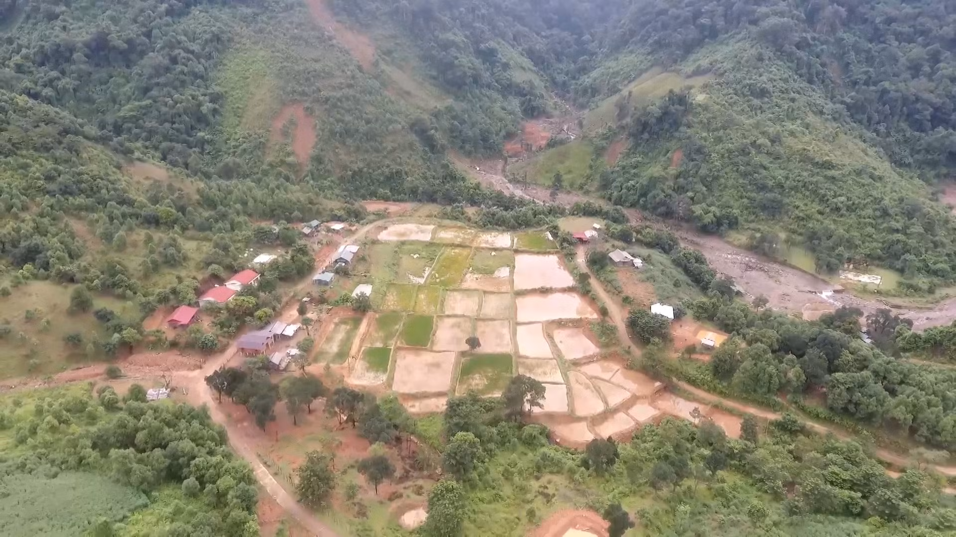 Công an Quảng Trị tham gia hỗ trợ người dân sẵn sàng ứng phó với bão số 5 -0
