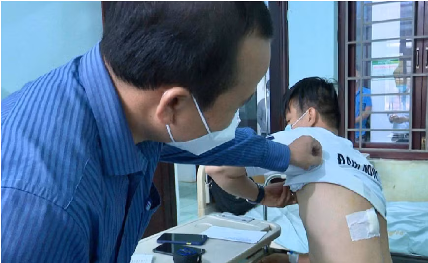 Nữ tiểu thương dùng dao đâm nhân viên đô thị vì bị lập biên bản lấn chiếm vỉa hè -0