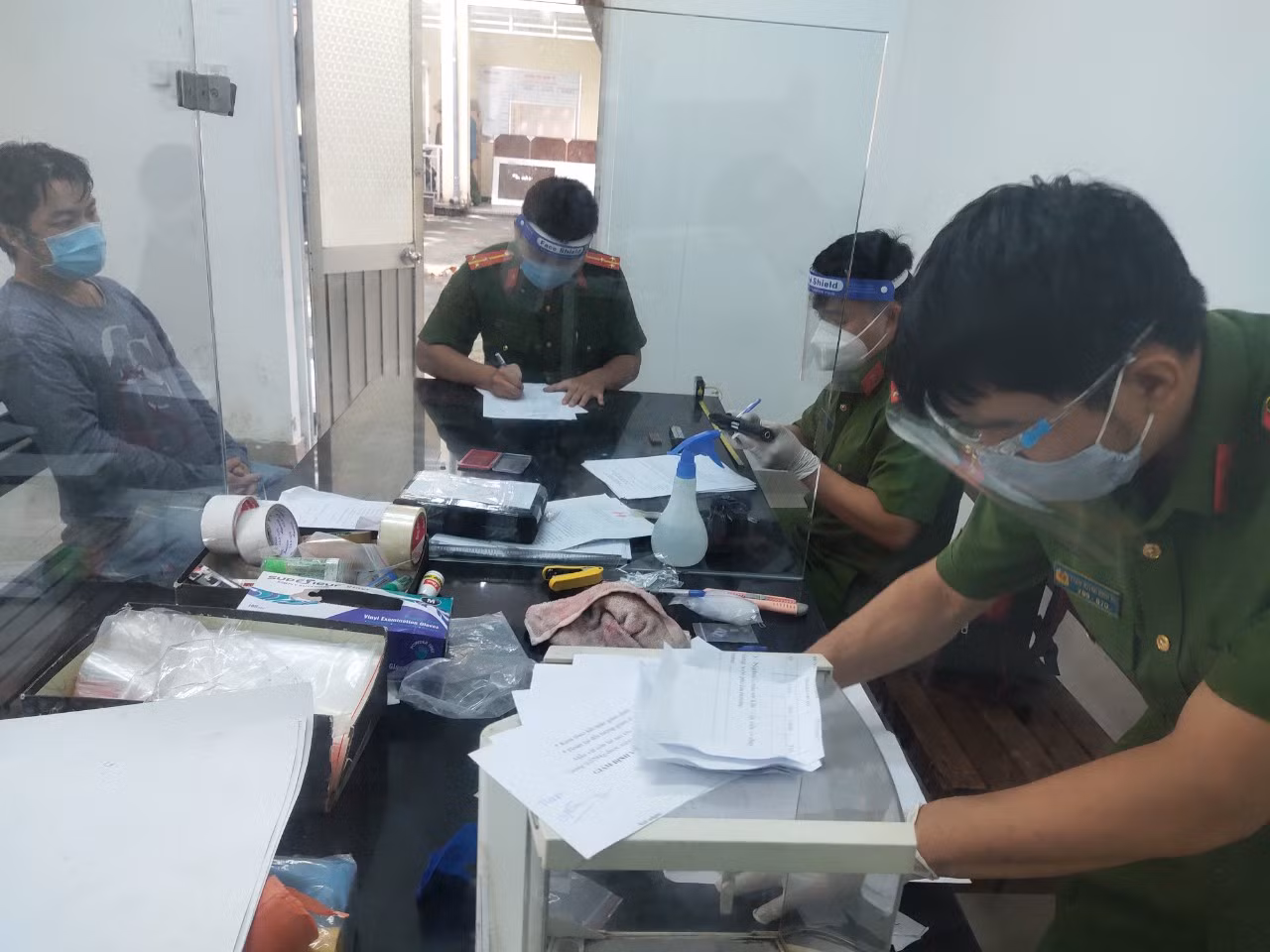 Mang súng công cụ hỗ trợ, ma túy trên xe ô tô “thông chốt” kiểm soát dịch -0