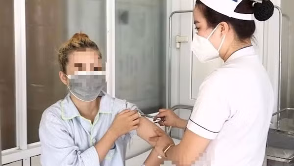 Nhập viện phẫu thuật "khẩn" sau khi tự tiêm chất không rõ nguồn gốc để nâng vòng 1
