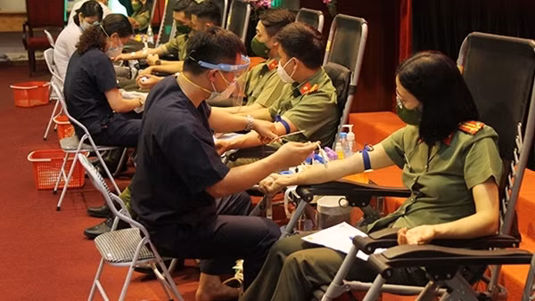 Tuyên dương con CBCS đạt thành tích xuất sắc trong học tập ảnh 2