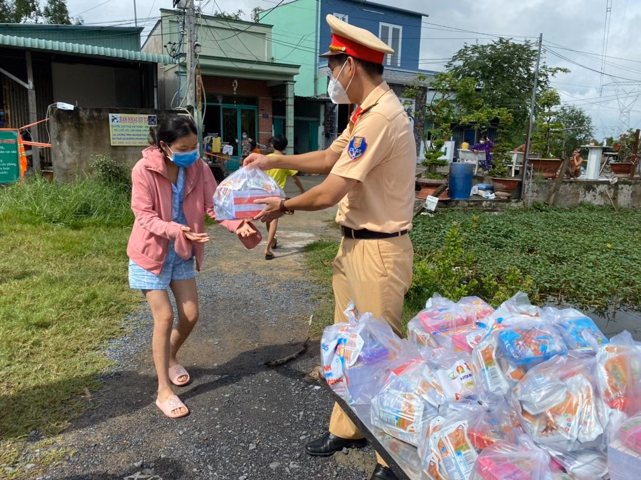Những quyển vỡ trắng tinh đến với học sinh gặp khó khăn -0