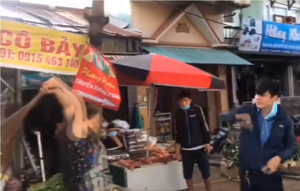 Nữ tiểu thương dùng dao đâm nhân viên đô thị vì bị lập biên bản lấn chiếm vỉa hè -0