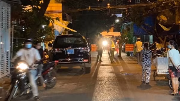 Xung quanh vụ Hạt trưởng kiểm lâm bị tạm đình chỉ công tác do gác chân lên bàn ảnh 4