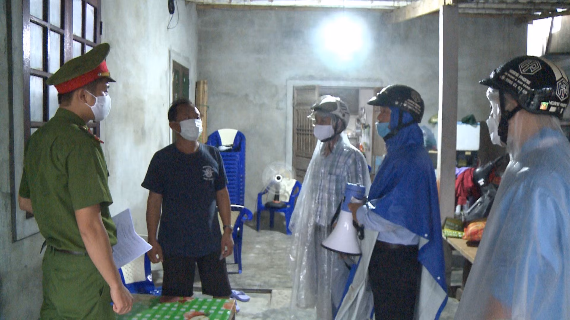 Công an xứ Huế đến tận nhà dân tuyên truyền ứng phó bão số 5 -1