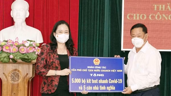 Thăm, động viên CBCS bị thương khi làm nhiệm vụ ảnh 3