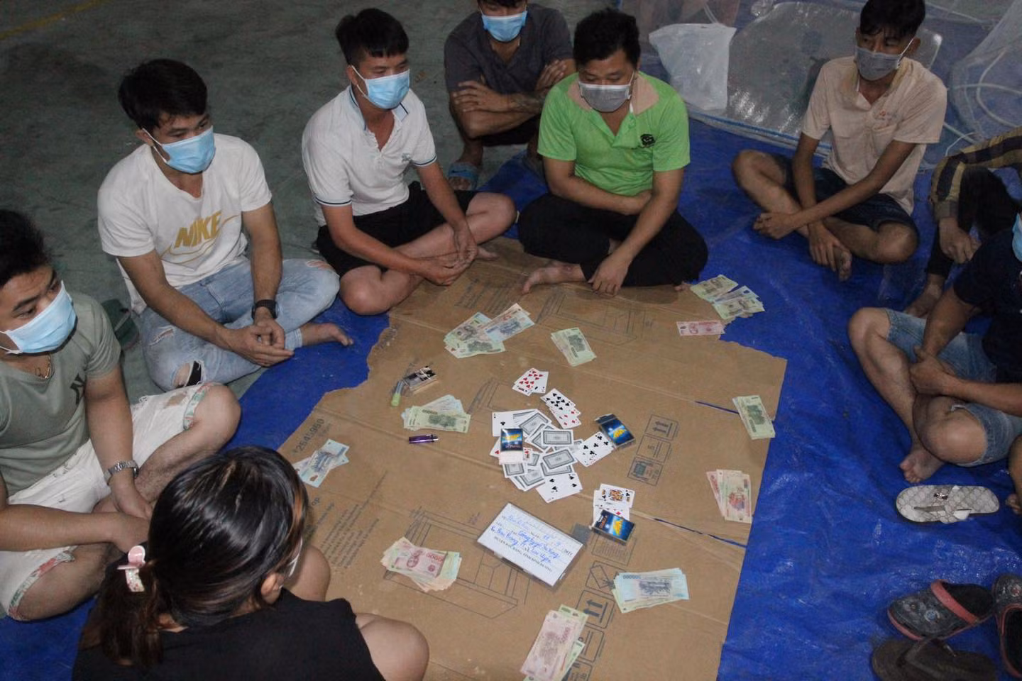 Tụ tập đánh bạc, ăn nhậu trong doanh nghiệp “3 tại chỗ” -0