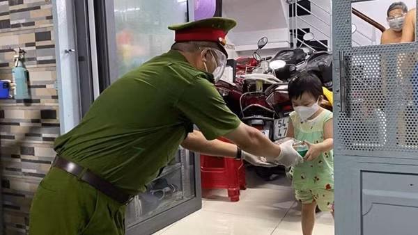 Đoàn Thanh niên Cục truyền thông CAND mang Tết Trung thu đến với trẻ em vùng dịch