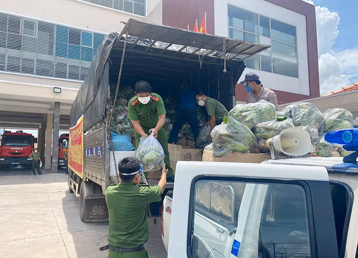 Đại úy Công an vừa hết F0, xung phong tuyến đầu chống dịch -0