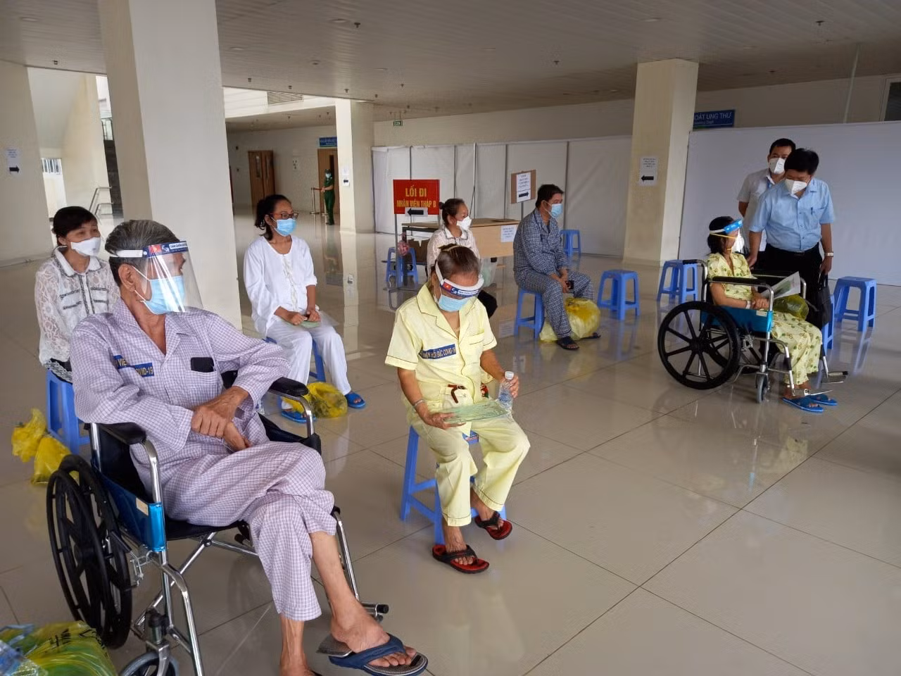 Bộ Y tế: Số ca tử vong do COVID-19 trong ngày giảm 30% -0