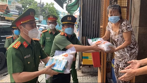 Nhiều hoạt động chung tay chăm lo Tết cho người dân ảnh 3