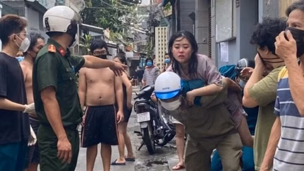 Đưa thang lên tầng cao cứu 2 người già mắc kẹt trong đám cháy ảnh 6